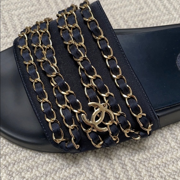 CHANEL navy slides gold chain and CC charms. - Picture 10 of 13